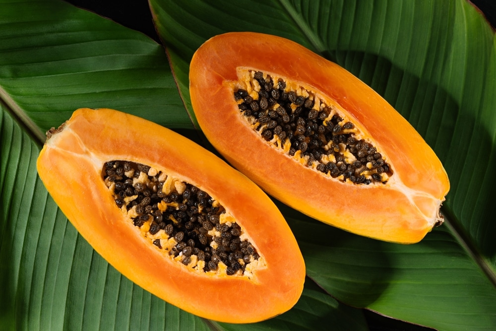 Juicy,Papaya,Fruit,Cut,In,Half,,With,Seeds,And,Bright